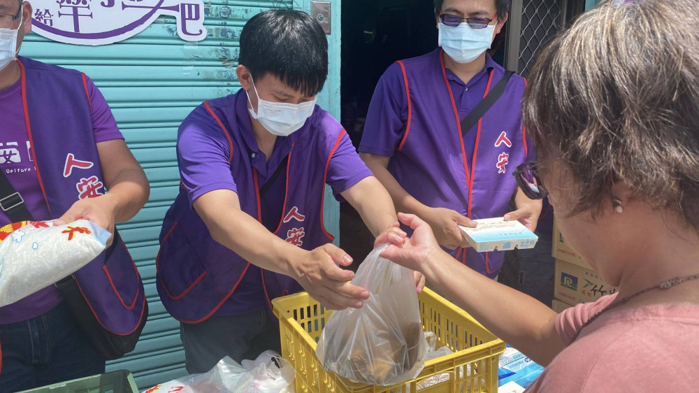 台南安定區豪雨成災 人安基金會馳援寒士
