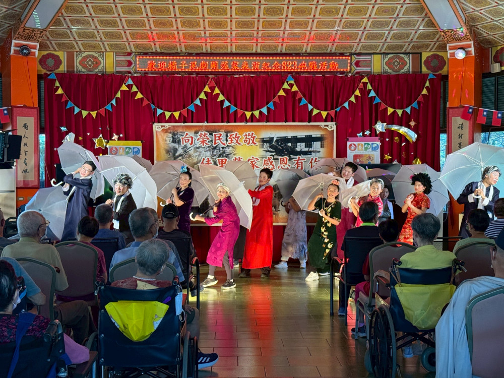 橘子泥劇團蒞佳里榮家巡演 喚起住民長輩年輕歲月