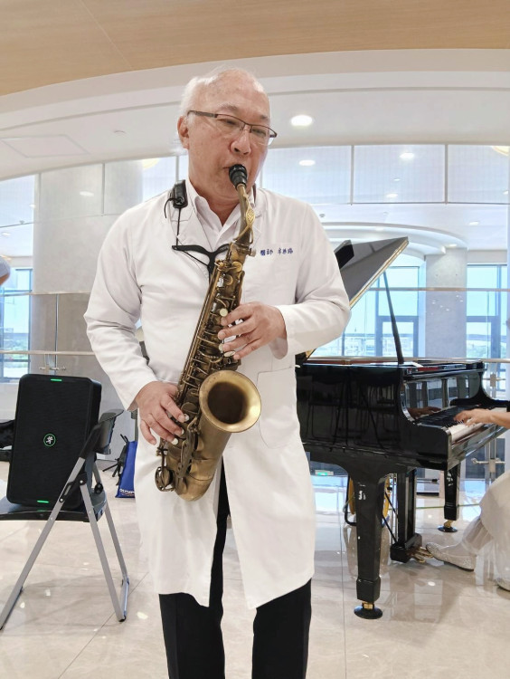高雄秀傳紀念醫院打造療癒音樂廳 牟聯瑞副總吹薩克斯風感動病患