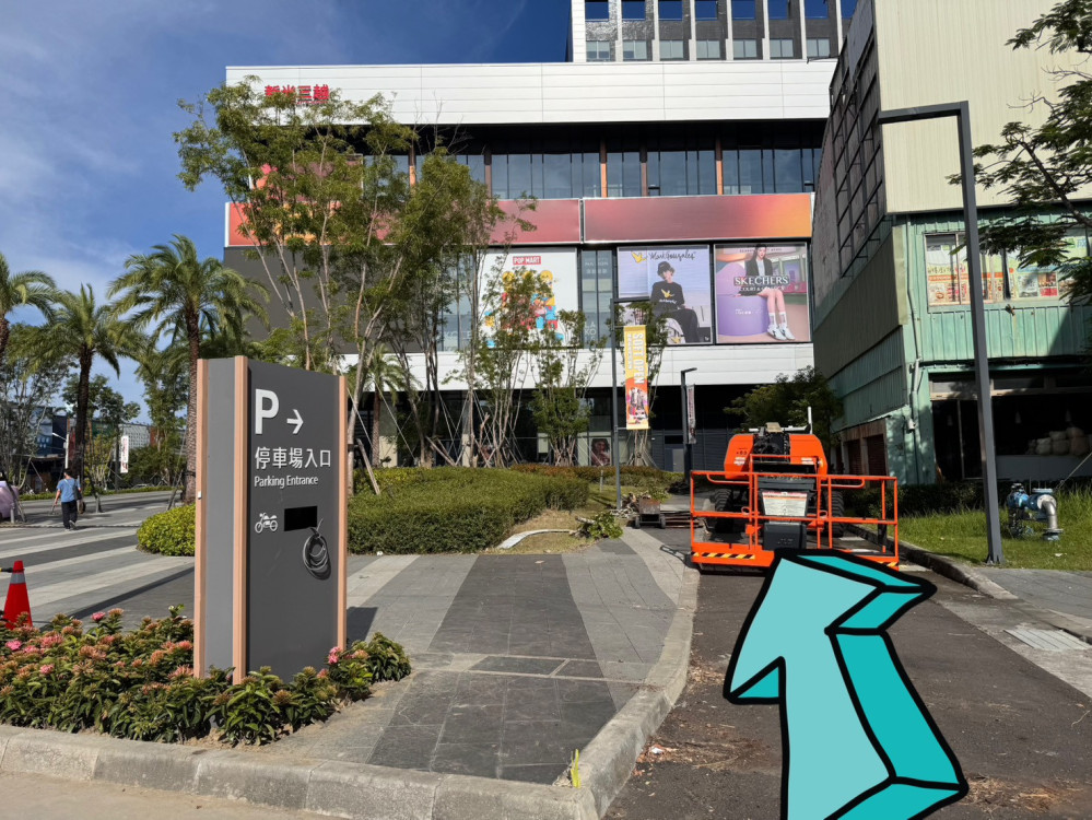 臺南小北門商圈 行人安心逛街不卡卡