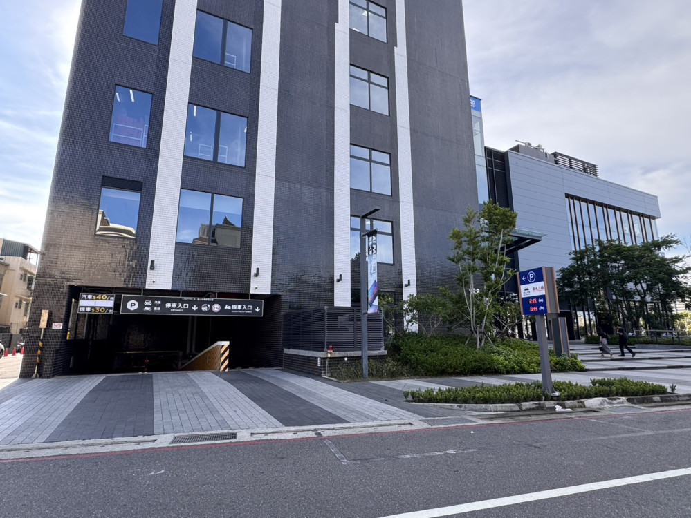 臺南小北門商圈 行人安心逛街不卡卡