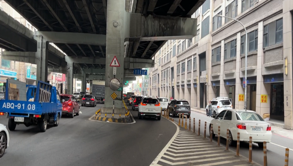 台64下匝道至中正路、建康路口內側車道試辦開放右轉