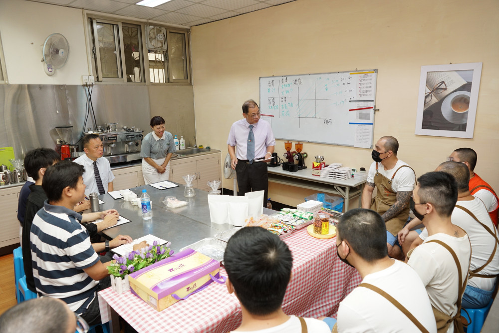圍牆內咖啡師用咖啡沖出新人生　竹監手沖咖啡班結訓典禮圓滿溫馨