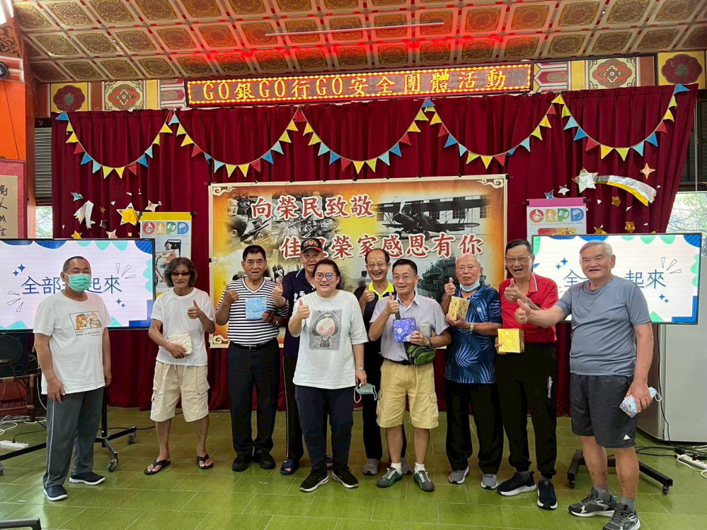 佳里榮家與長榮大學實習生辦交安宣導  提升住民交通安全意識