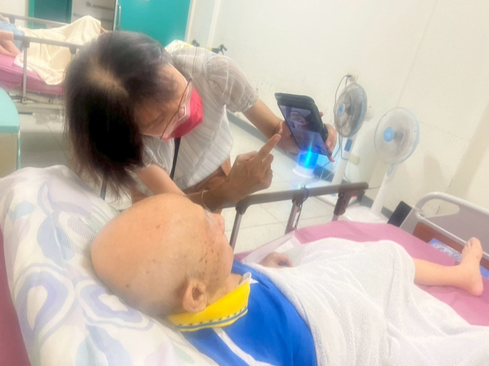 佳里榮家父親節助遠途家屬視訊 紓解親屬思念情懷