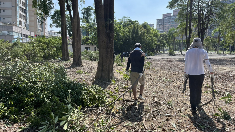 臺南榮家同仁與替代役男協助舊家區整備防颱事宜
