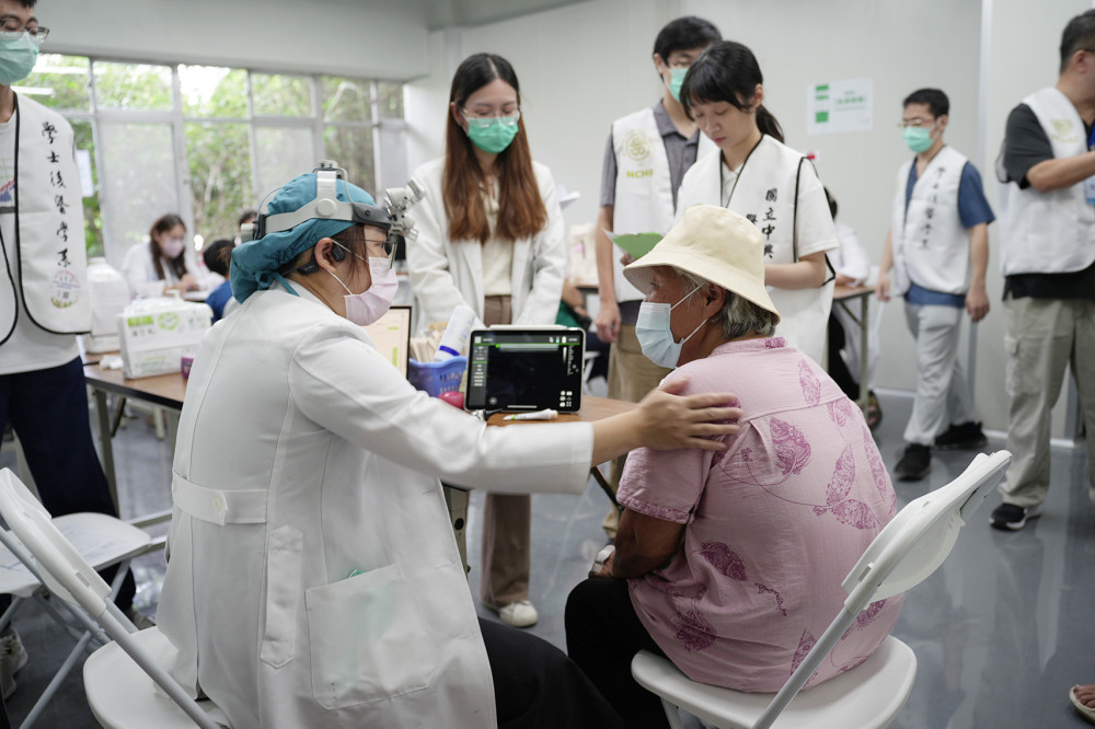 興大醫學院結合彰基與南投縣衛生局 中興新村首辦義診