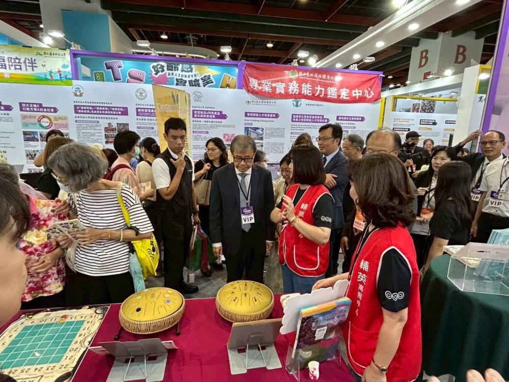 輔英科大參展高齡博覽會 林惠賢校長展示全齡照護成果