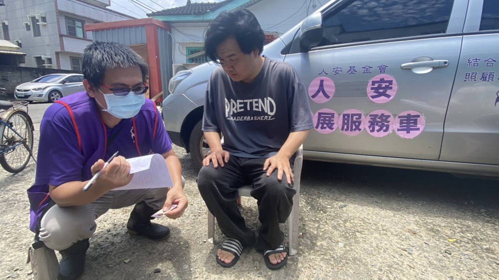 台南安定區豪雨成災 人安基金會馳援寒士