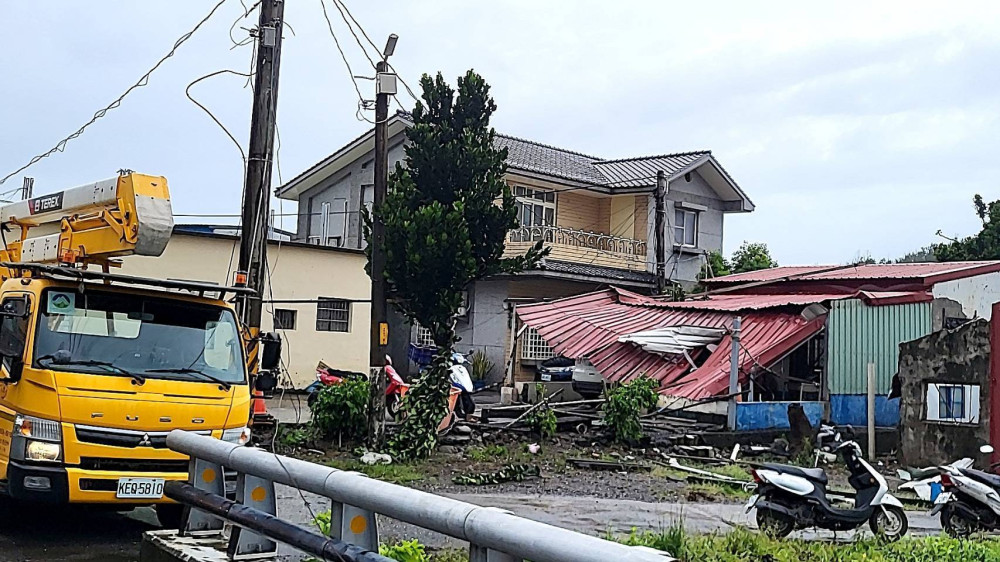 樺加沙肆虐！台東5千戶斷電 台電台東區處夜戰風雨拚全面復電