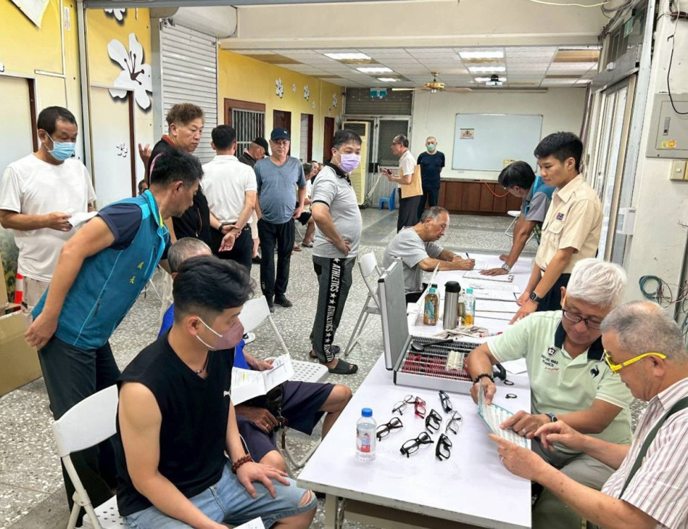 苗栗榮服處配鏡驗光巡迴外展服務 銅鑼榮民長輩