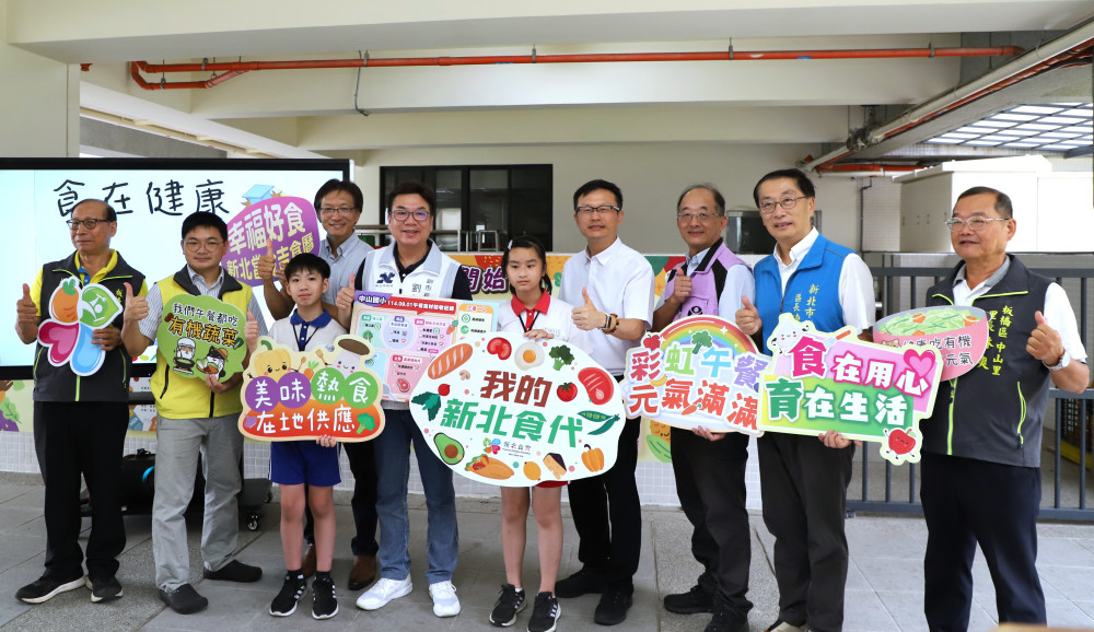 劉和然副市長陪孩子迎新學期 親自把關校園午餐！