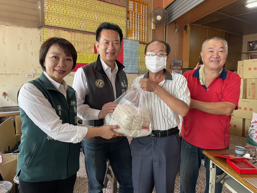 立法委員林俊憲台南市議員蔡筱薇攜真武殿捐 500 包白米 助臺南東區弱勢家庭紓壓