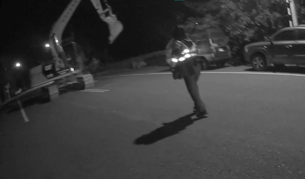 龐然大物街頭暴走揮爪襲警  竹山警掏槍驚險逮人