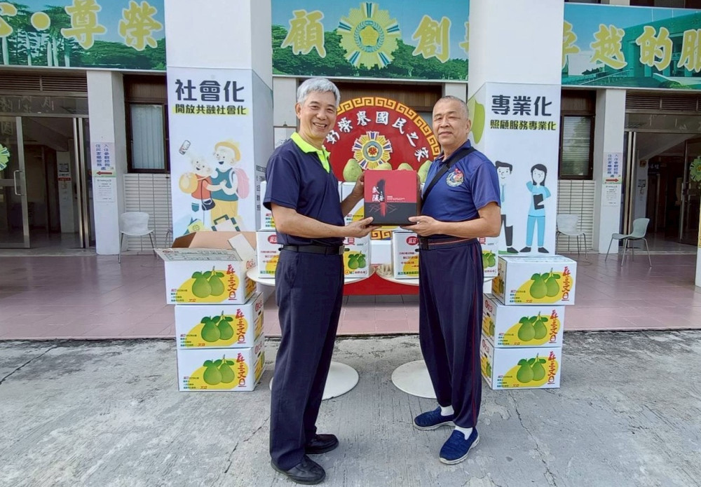 臺南榮民李雅雄捐贈文旦 關懷榮家長輩歡度秋節