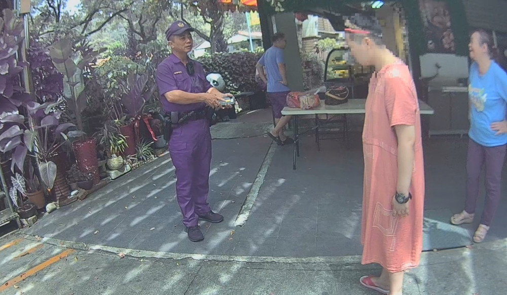 慢飛天使迷途無助  中興暖警護送返家