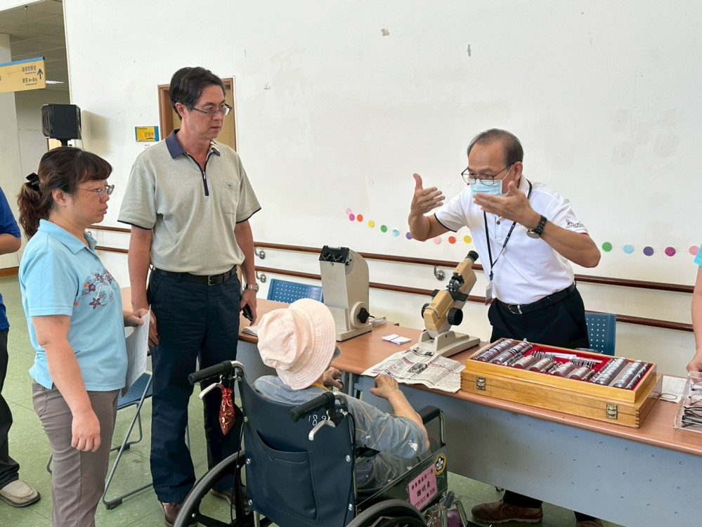 屏東榮家老花配鏡巡迴服務 關懷住民長輩視力