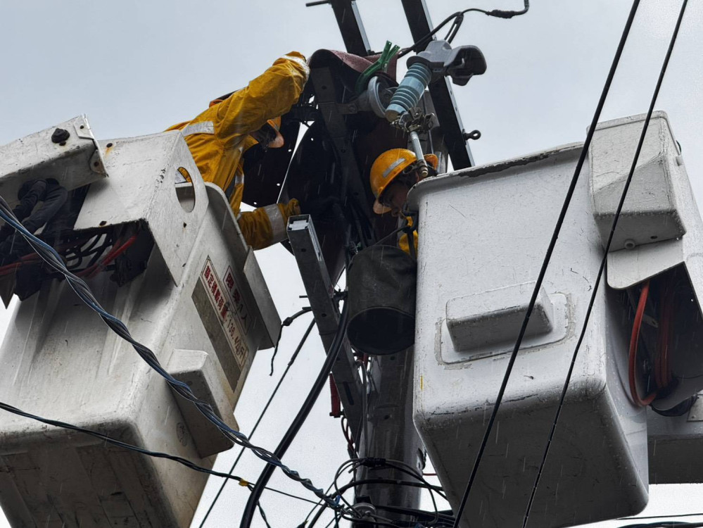 樺加沙肆虐！台東5千戶斷電 台電台東區處夜戰風雨拚全面復電
