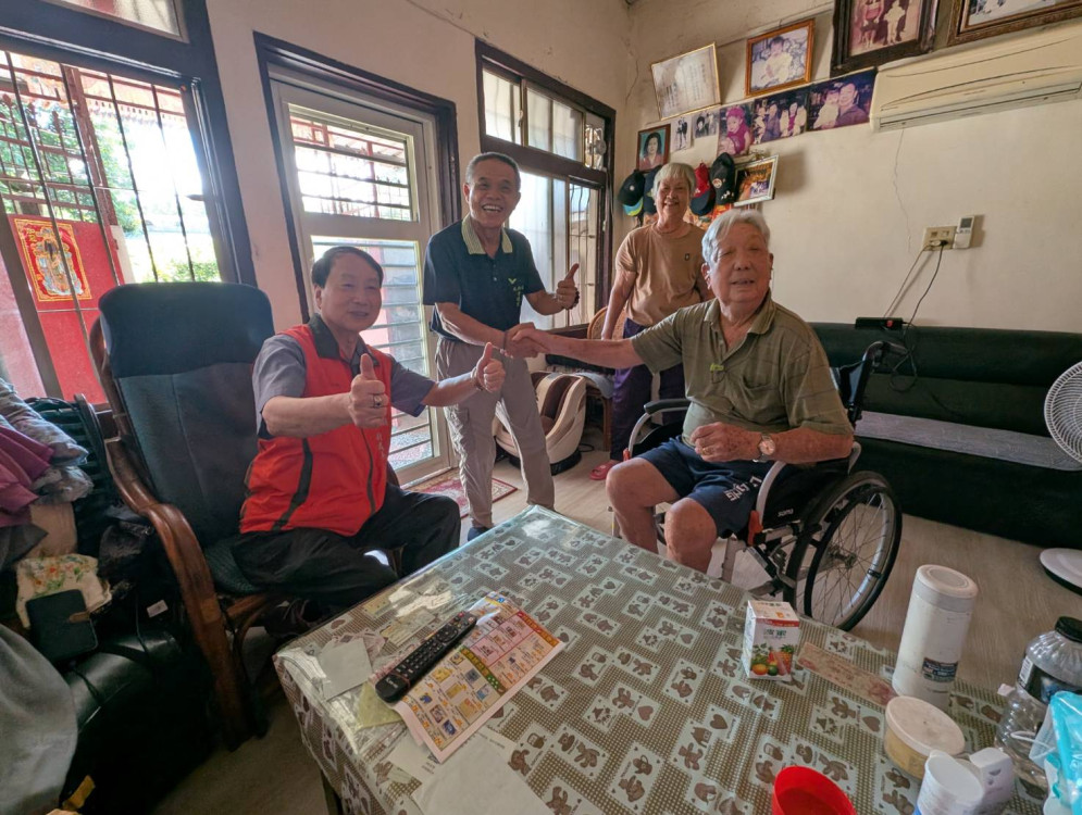 屏東榮服處深入機構訪視榮民 關懷送暖長輩