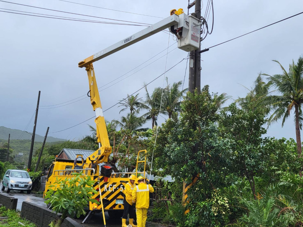 樺加沙肆虐！台東5千戶斷電 台電台東區處夜戰風雨拚全面復電