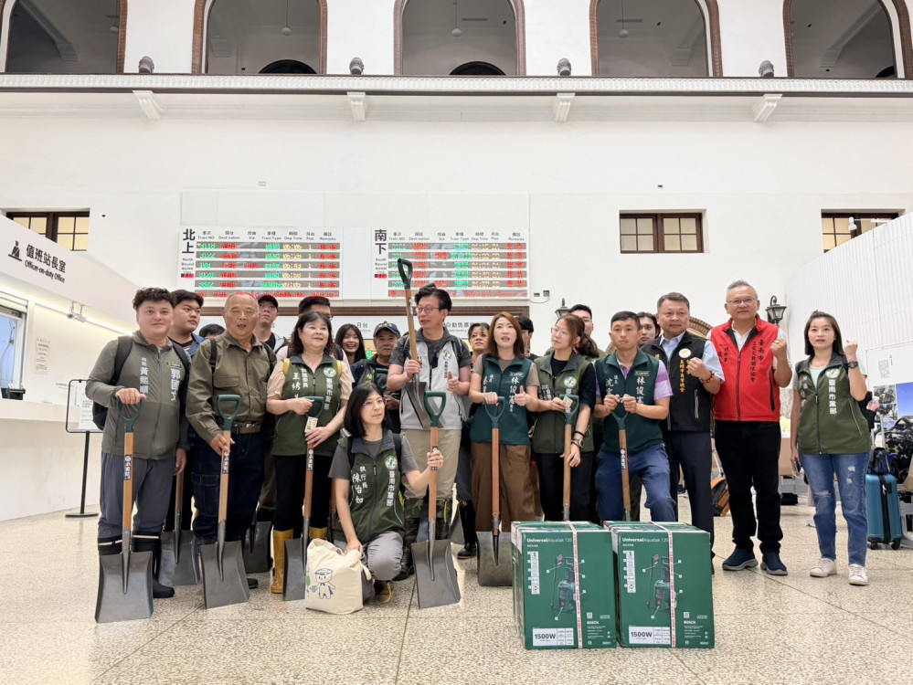 民進黨臺南市黨部馳援花蓮重建 20 人隊伍加入全台鏟子超人運動