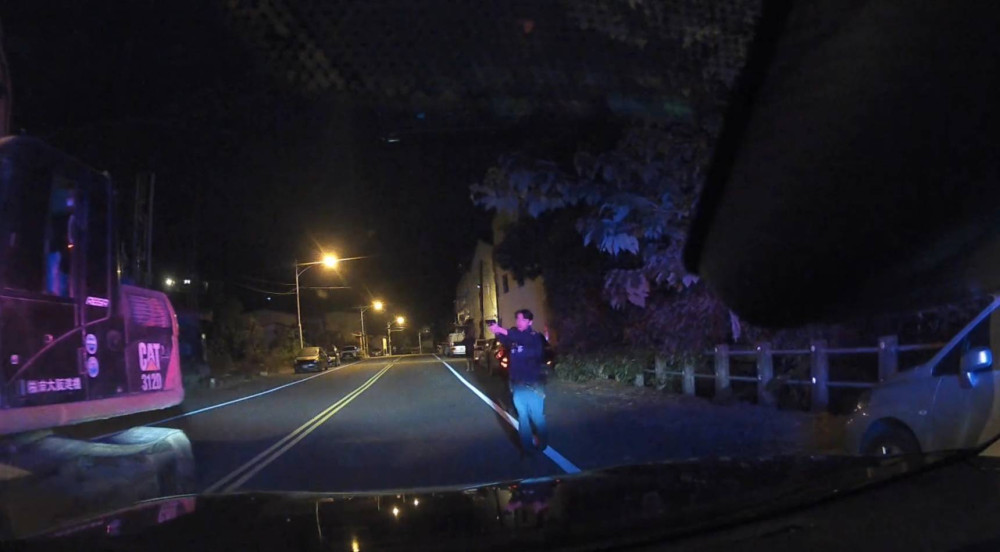 龐然大物街頭暴走揮爪襲警  竹山警掏槍驚險逮人