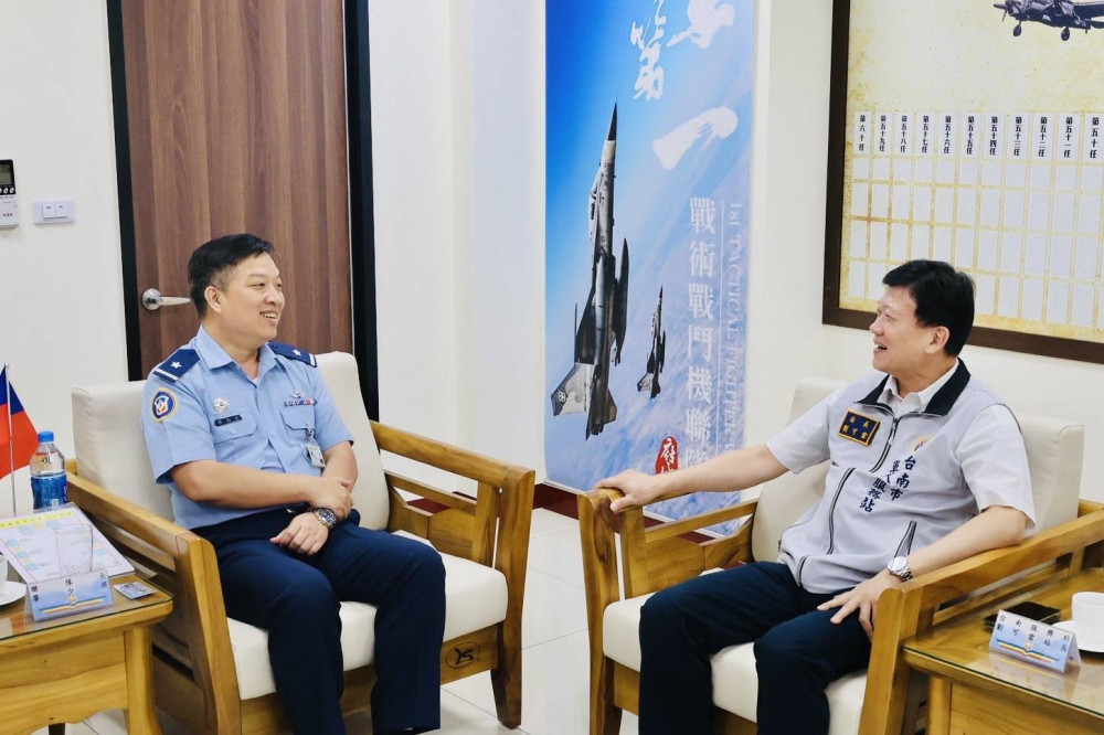 南市軍人服務站王健源顧問慰勞空軍一聯隊戰備辛勞