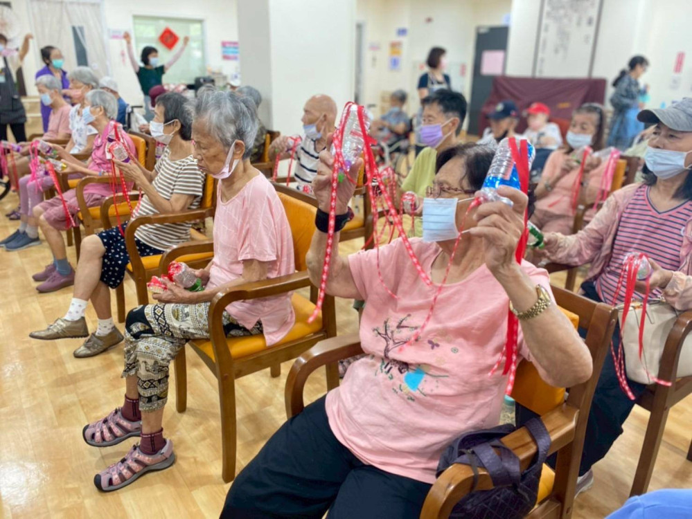 臺南榮家音樂輔療伴長者 與住民溫馨關懷交流