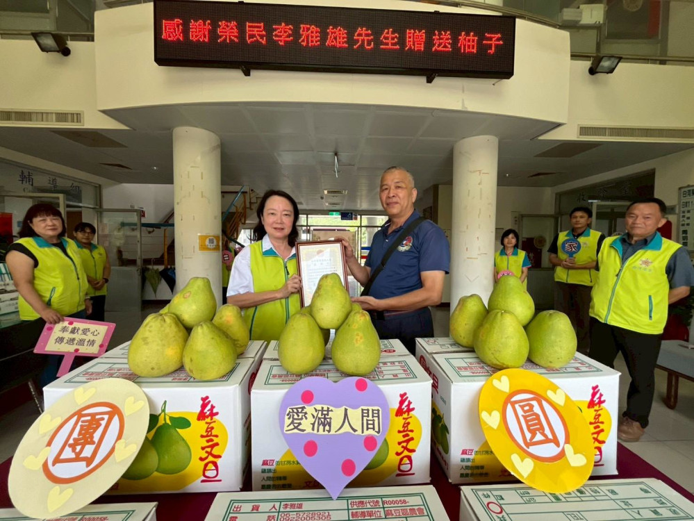 白河榮家感謝榮民李雅雄捐贈文旦 柚香傳愛家區