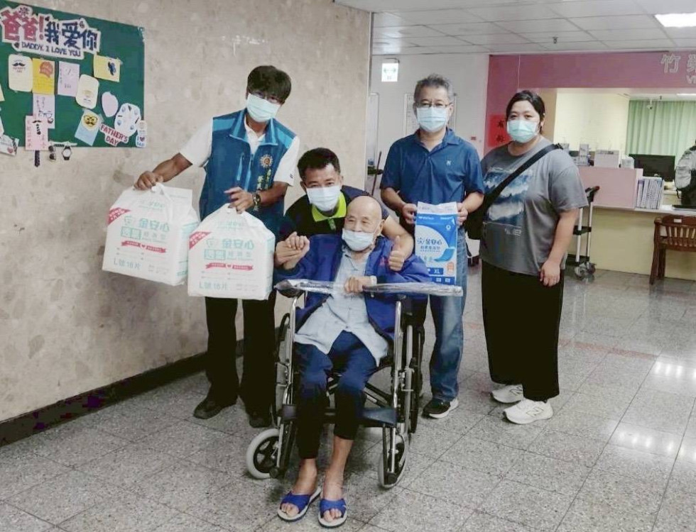 苗栗榮服處秋節前關懷住院榮民 親送申請手杖及物資
