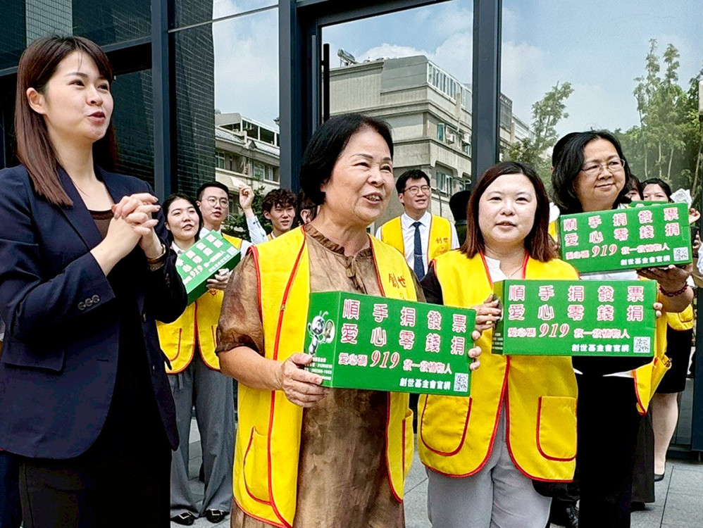 電子發票傳愛心！創世基金會攜南山人壽台南街頭募款助植物人家庭