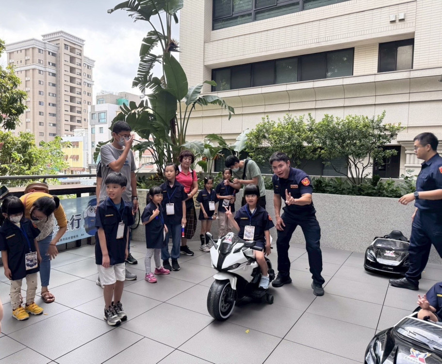 響應交通安全月 南市警五分局辦親子闖關 小小警察學安全知識