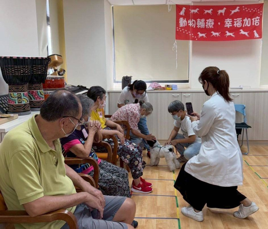 臺南榮家攜手高榮南院 毛孩輔療憶起歡笑滿堂