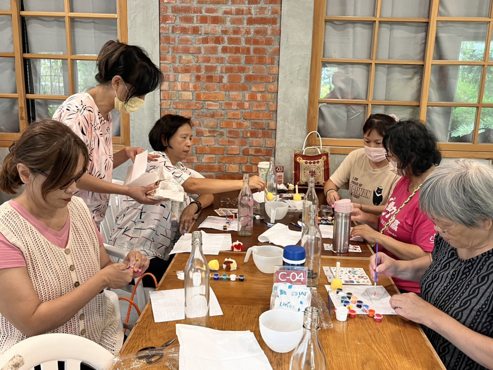 崑大公廣系攜手養護之家手作夢幻燈 藝術輔療點亮家庭照顧者心靈