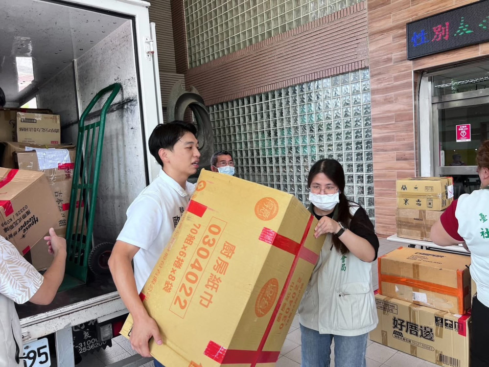 歐政豪牽線台南鞋廠　兩天內募集逾700雙雨鞋送抵花蓮災區