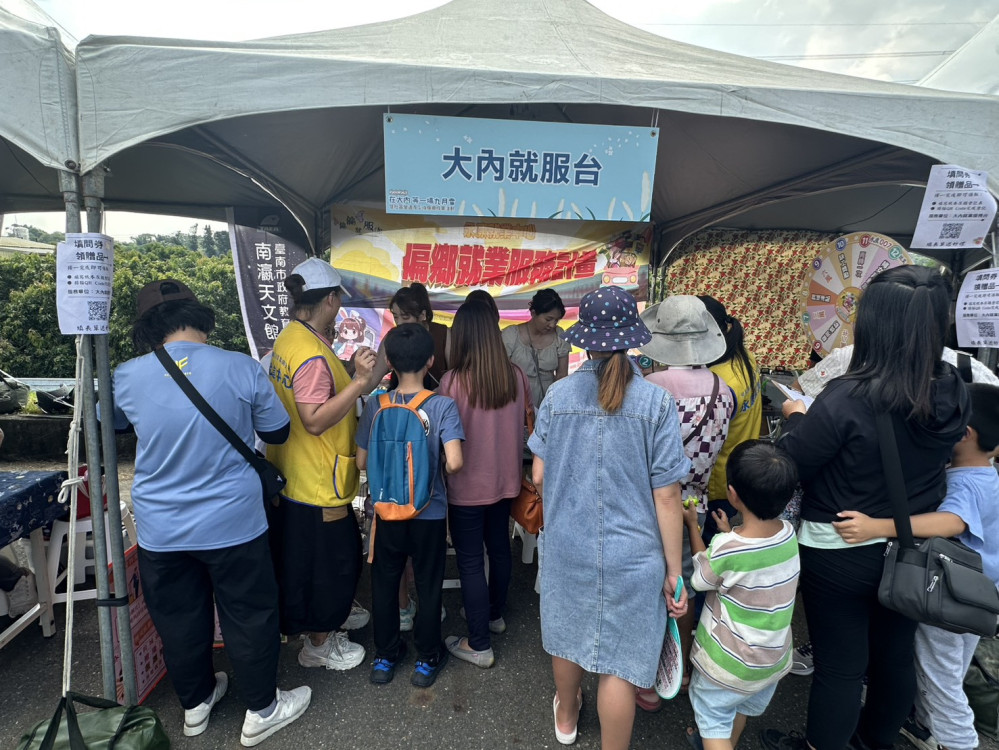 甜根子草花海登場！創客專車進駐 企業釋職缺助偏鄉就業