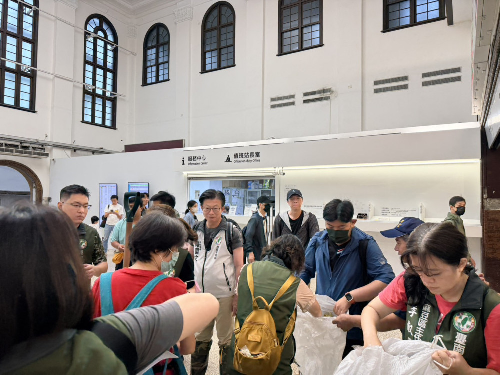 民進黨臺南市黨部馳援花蓮重建 20 人隊伍加入全台鏟子超人運動