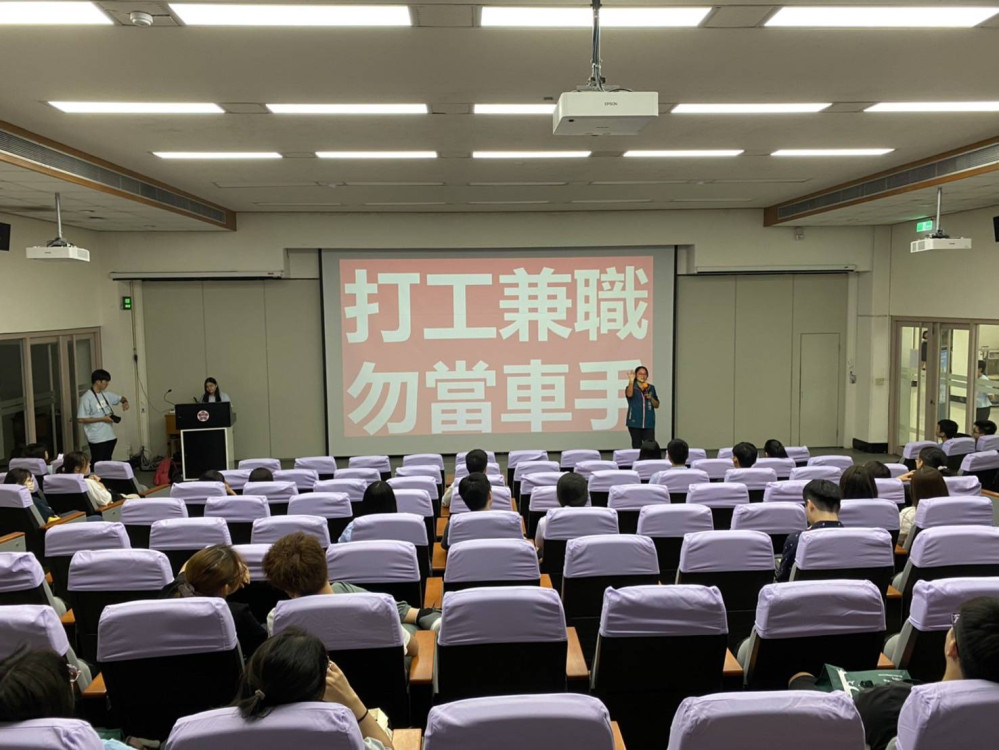 台南警局進成大 為外籍生講解法律與安全防護