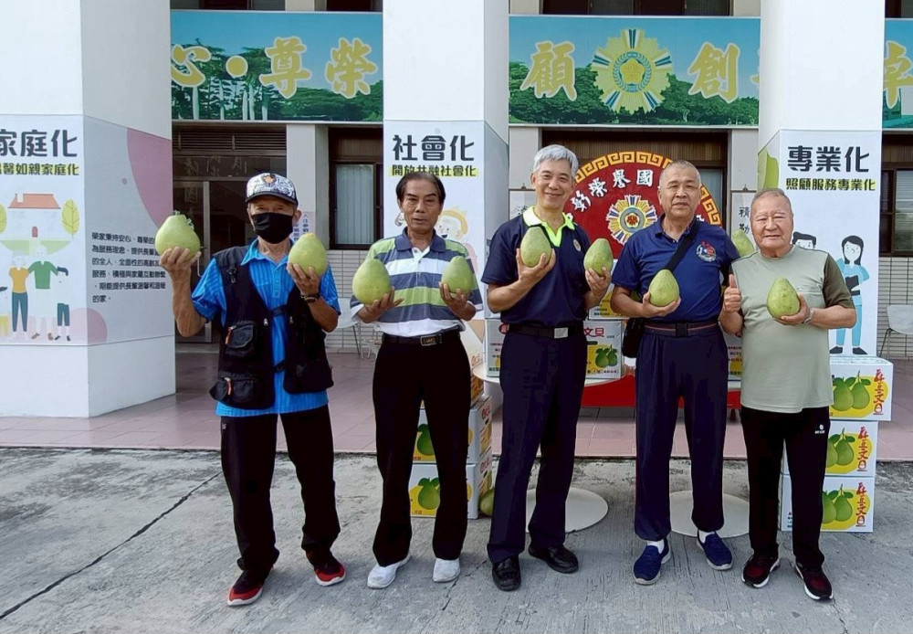 臺南榮民李雅雄捐贈文旦 關懷榮家長輩歡度秋節