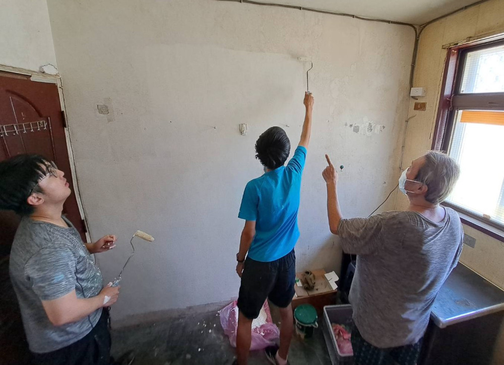 林口觀照園攜手少年培力園獻愛心 為街友租屋處粉刷改善屋況
