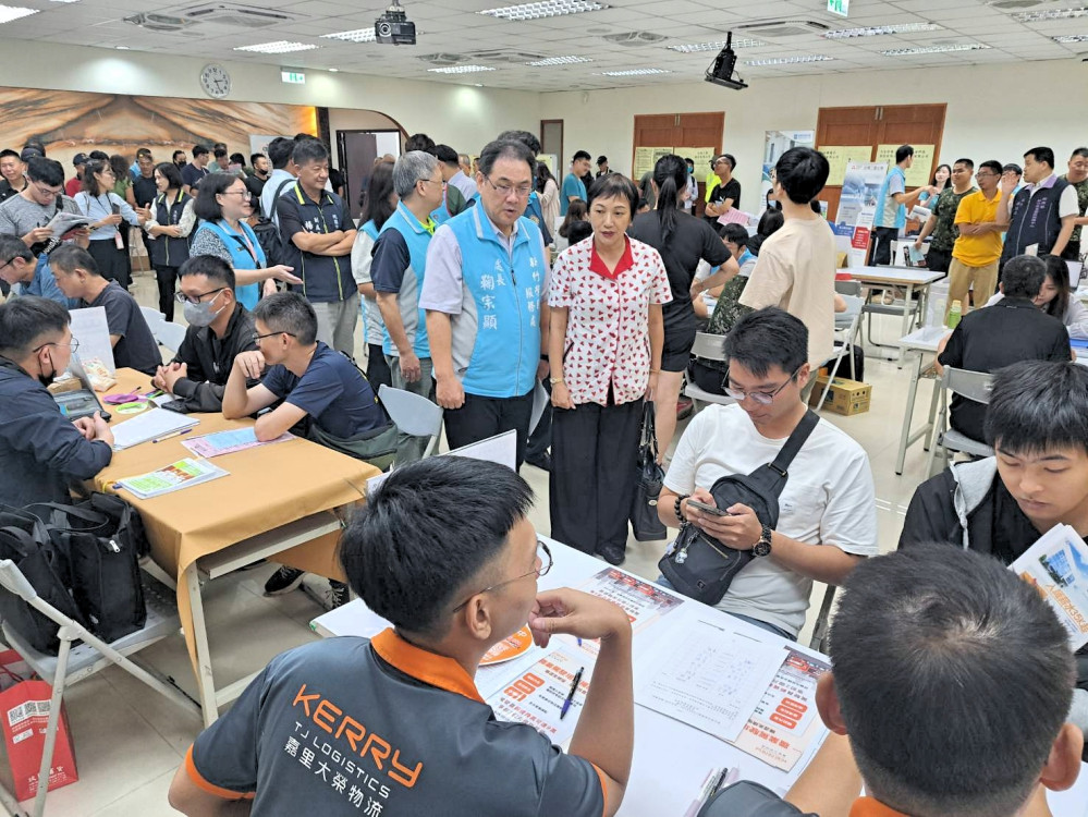 薪展鴻圖、職涯加速　新竹榮服處聯手竹產園區13廠商徵才逾460職缺