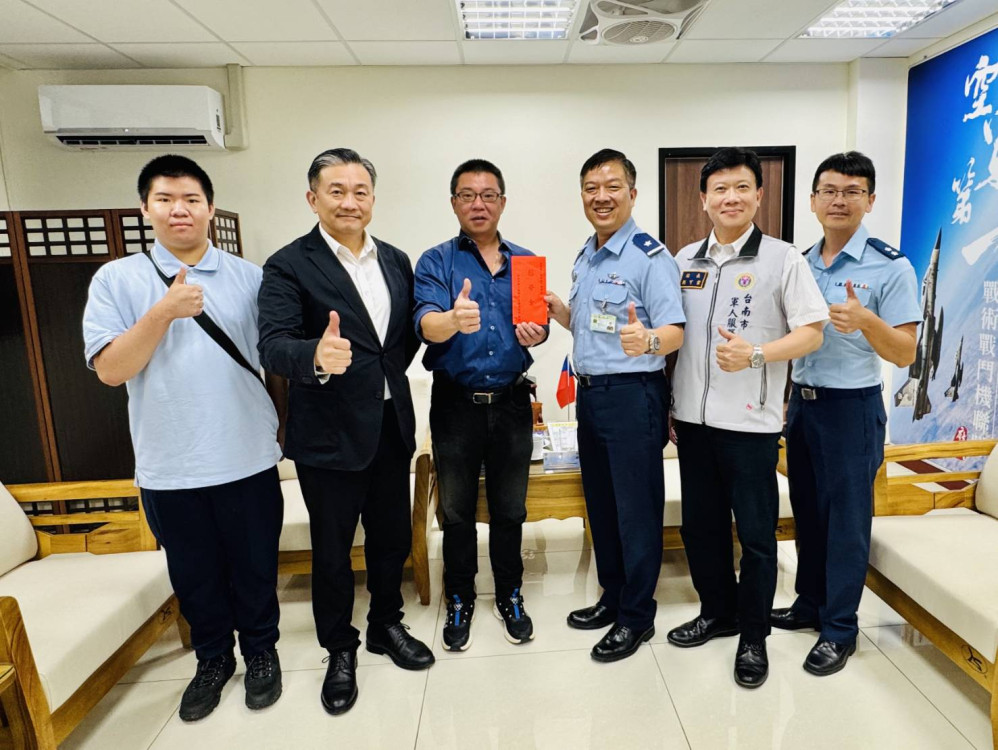 南市軍人服務站王健源顧問慰勞空軍一聯隊戰備辛勞