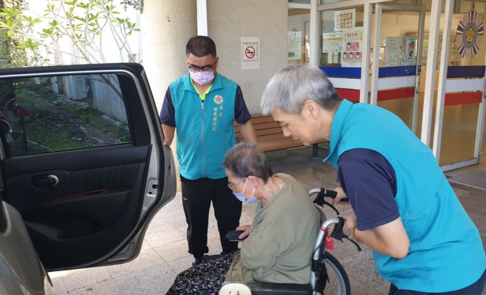 嘉義榮服處助低收遺眷入住榮家 落實照顧責任