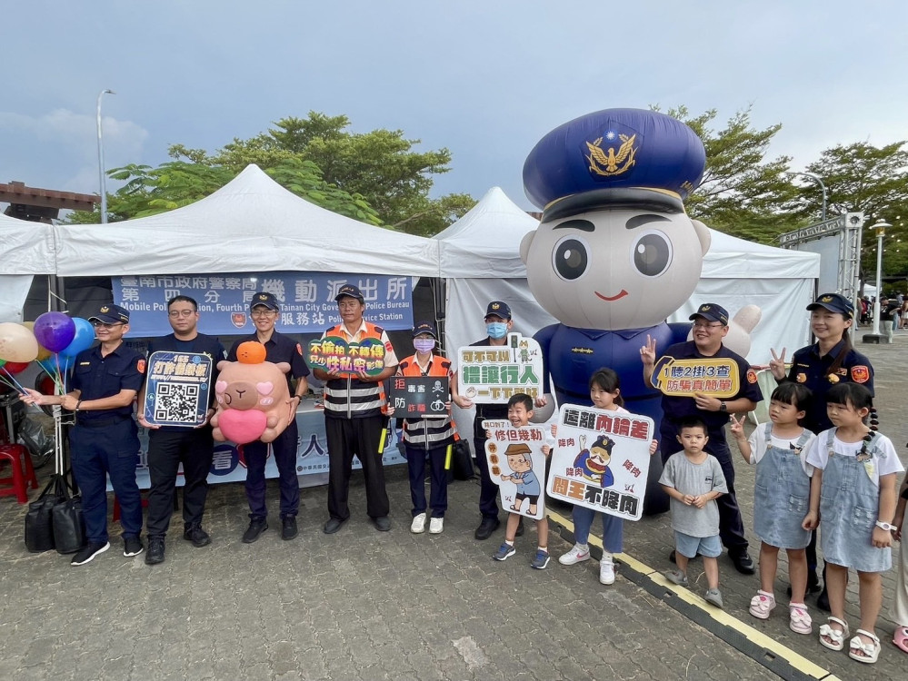 卡比胖拉現身安平掀萌潮 台南警借勢宣導安全知識