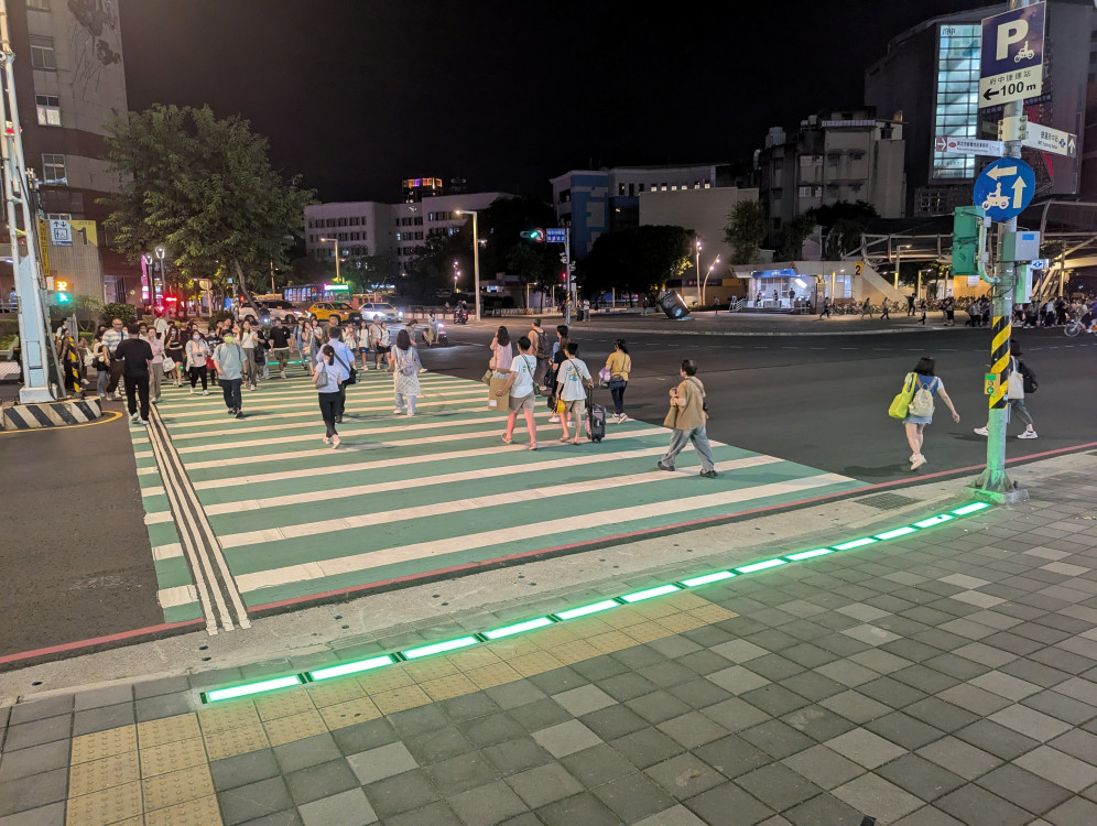 府中捷運出口試辦行人地面警示燈 行人安全再提升