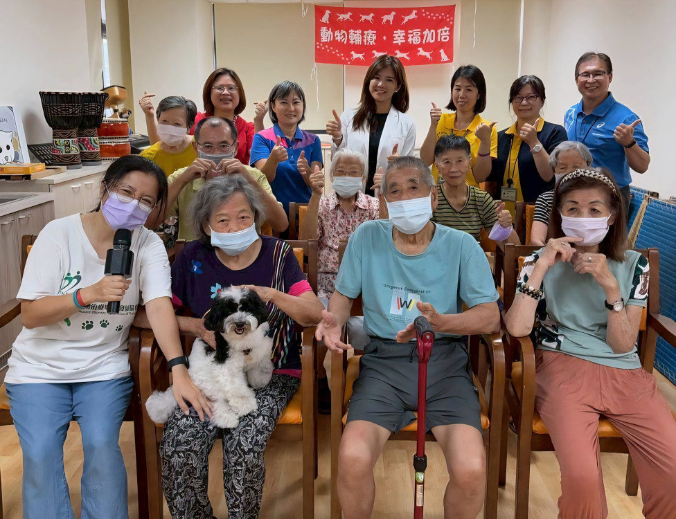 臺南榮家攜手高榮南院 毛孩輔療憶起歡笑滿堂