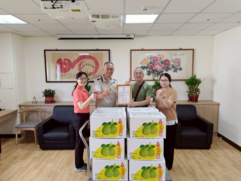 臺南榮家感謝榮民李雅雄捐柚關懷 秋節暖心意