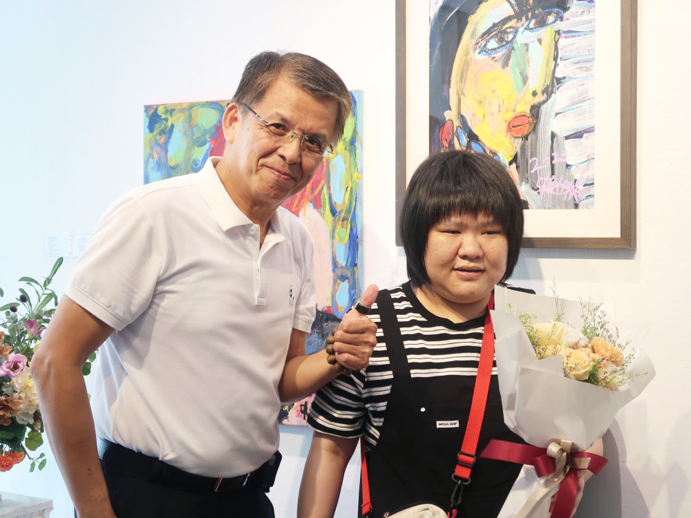 賴櫟安個展《快樂你我他》 在抽象色彩間抒發生命重量 