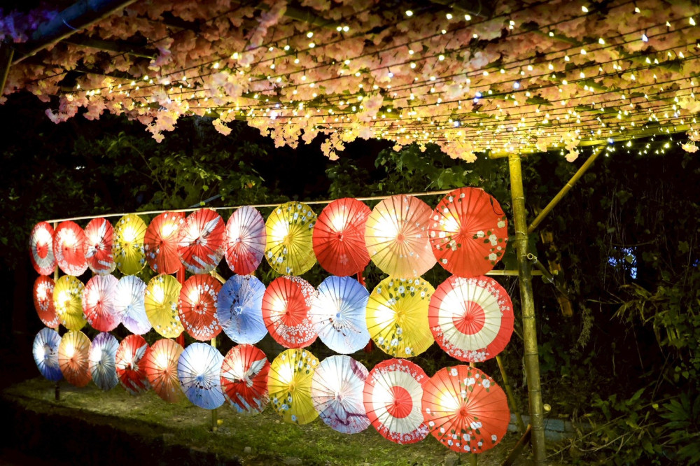 關子嶺溫泉美食節市集剩 2 天!泡湯逛攤抽好禮,夜賞光影裝置超愜意 關子嶺溫泉美食節市集剩 2 天!泡湯逛攤抽好禮,夜賞光影裝置超愜意