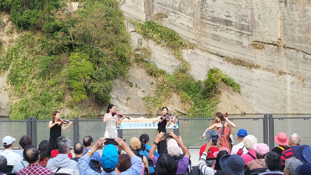 曾文水庫峽谷音樂會滿額抽黃金將結束!秋末西拉雅遊還能享聽覺盛宴 曾文水庫峽谷音樂會滿額抽黃金將結束!秋末西拉雅遊還能享聽覺盛宴
